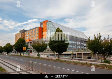 Das neue Midland Metropolitan Hospital wird eine halbe Million Menschen in Birmingham und im Black Country versorgen. Das Midland Metropolitan University Hospital ist ein neues akutes Krankenhaus, das auf einem 16 Hektar großen Gelände in Grove Lane in Smethwick bei Birmingham gebaut wird. Das lang ersehnte 650 Millionen Pfund schwere West Midlands „Superkrankenhaus“ wird nun 2024, sechs Jahre später, seine Türen öffnen. Stockfoto