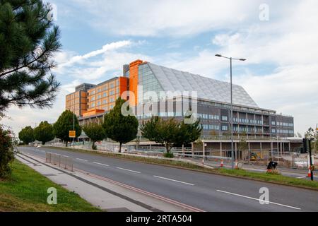 Das neue Midland Metropolitan Hospital wird eine halbe Million Menschen in Birmingham und im Black Country versorgen. Das Midland Metropolitan University Hospital ist ein neues akutes Krankenhaus, das auf einem 16 Hektar großen Gelände in Grove Lane in Smethwick bei Birmingham gebaut wird. Das lang ersehnte 650 Millionen Pfund schwere West Midlands „Superkrankenhaus“ wird nun 2024, sechs Jahre später, seine Türen öffnen. Stockfoto