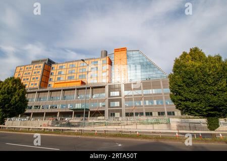 Das neue Midland Metropolitan Hospital wird eine halbe Million Menschen in Birmingham und im Black Country versorgen. Das Midland Metropolitan University Hospital ist ein neues akutes Krankenhaus, das auf einem 16 Hektar großen Gelände in Grove Lane in Smethwick bei Birmingham gebaut wird. Das lang ersehnte 650 Millionen Pfund schwere West Midlands „Superkrankenhaus“ wird nun 2024, sechs Jahre später, seine Türen öffnen. Stockfoto