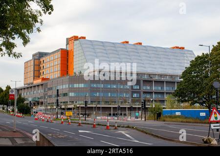 Das neue Midland Metropolitan Hospital wird eine halbe Million Menschen in Birmingham und im Black Country versorgen. Das Midland Metropolitan University Hospital ist ein neues akutes Krankenhaus, das auf einem 16 Hektar großen Gelände in Grove Lane in Smethwick bei Birmingham gebaut wird. Das lang ersehnte 650 Millionen Pfund schwere West Midlands „Superkrankenhaus“ wird nun 2024, sechs Jahre später, seine Türen öffnen. Stockfoto