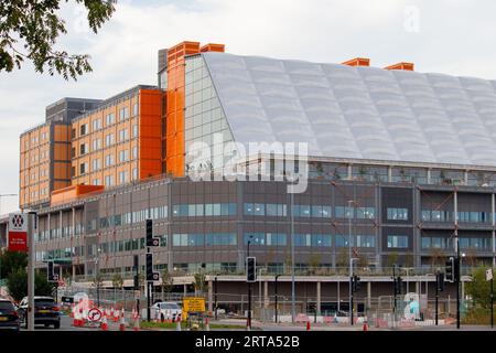 Das neue Midland Metropolitan Hospital wird eine halbe Million Menschen in Birmingham und im Black Country versorgen. Das Midland Metropolitan University Hospital ist ein neues akutes Krankenhaus, das auf einem 16 Hektar großen Gelände in Grove Lane in Smethwick bei Birmingham gebaut wird. Das lang ersehnte 650 Millionen Pfund schwere West Midlands „Superkrankenhaus“ wird nun 2024, sechs Jahre später, seine Türen öffnen. Stockfoto