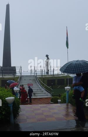 Darjeeling, Westbengalen, Indien - 26. Juni 2023: Bewölkte und nebelige Batasia Loop, einer der beliebtesten Touristenattraktionen in Darjeeling während der Monsunzeit Stockfoto