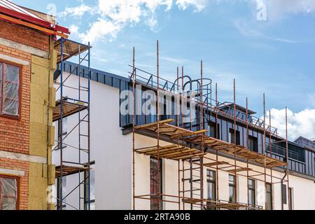 Reparatur der Gebäudefassade. Altes Gebäude mit Gerüst während Renovierungsarbeiten. Stockfoto