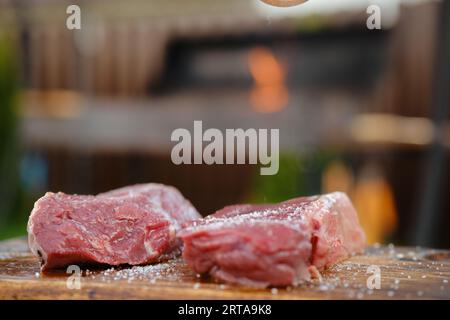 Nahaufnahme des rohen, saftigen New Yorker Streifensteaks (selektives Fokusfoto) Stockfoto