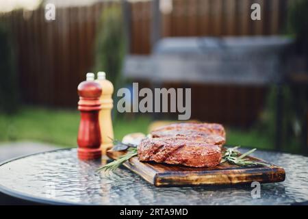 Selektives Fokusfoto von gegrillten Streifen-Lendensteaks auf dem Hinterhof Stockfoto