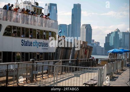 Touristen auf dem Statue City Cruise Boat im Hintergrund der Skyline von New York City Stockfoto