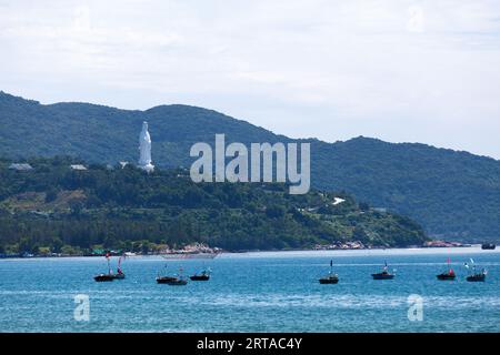 Da Nang, Vietnam - 21. August 2018: 67 Meter hohe Statue von Guanyin in der Linh-Ung-Pagode auf dem Berg Son Tra. Stockfoto