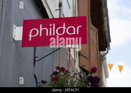 Bordeaux, Frankreich - 09 04 2023 : Phildar-Logo und Markenschild auf französischem Boutique-Geschäft an der Wandfassade der Filiale Stockfoto