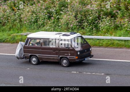 1983 Westfalia Joker VW Volkswagen Benzingas 1888 ccm Wohnmobil mit Linkslenkung fährt mit Geschwindigkeit auf der Autobahn M6 im Großraum Manchester, Großbritannien Stockfoto