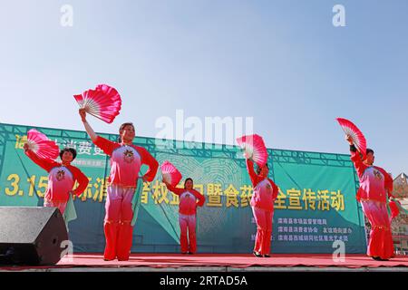 Luannan County - 15. März 2019: Literarische und künstlerische Darbietungen beim International Consumer Rights and Interests Protection Day Stockfoto