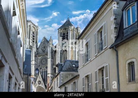 Bourges, mittelalterliche Stadt in Frankreich, alte Häuser im historischen Zentrum, mit der Kathedrale im Hintergrund Stockfoto