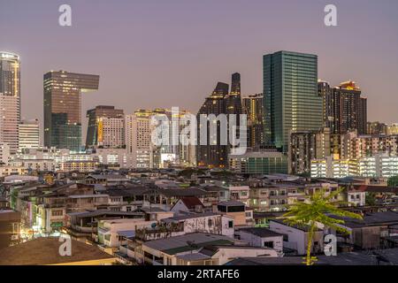 Stadtbild und Skyline von Bangkok in der Abenddämmerung, Thailand, Asien Stockfoto