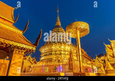 Goldene Chedi des buddhistischen Tempelkomplexes Wat Phra That Doi Suthep, Wahrzeichen von Chiang Mai in der Abenddämmerung, Thailand, Asien Stockfoto