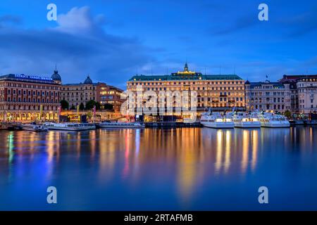 Blick auf das beleuchtete Grand Hotel, Stockholm, Stockholms Iän, Schweden Stockfoto