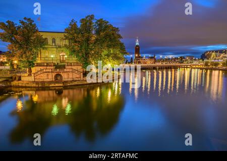 Blick auf das beleuchtete Strömsborg und das Rathaus, Stadshus, von Stockholm, Stockholms Iän, Schweden Stockfoto