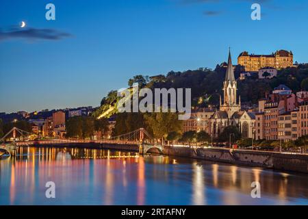 Beleuchtete Kirche Saint-Georges mit Passerelle Saint-Georges über der Saone und Lycee Saint-Just, Lyon, Auvergne-Rhône-Alpes, Frankreich Stockfoto