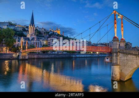 Beleuchtete Kirche Eglise Saint-Georges mit Passerelle Saint-Georges über der Saone, Lyon, Passerelle Paul Couturier, Auvergne-Rhône-Alpes, Frankreich Stockfoto