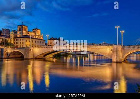 Beleuchtete Kirche Cathédrale Saint-Jean mit Brücke Pont Bonaparte über die Saone, Lyon, Auvergne-Rhône-Alpes, Frankreich Stockfoto