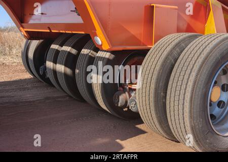 Mehrbereifung an der Achse eines schweren Anhängers, der Bergbaumaschinen transportiert Stockfoto