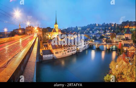 Unglaublicher Herbstblick auf die Stadt Bern bei Nacht. Szene der Aare mit Nydeggkirche - evangelische Kirche. Ort: Bern, Kanton Bern, Schweiz, Stockfoto