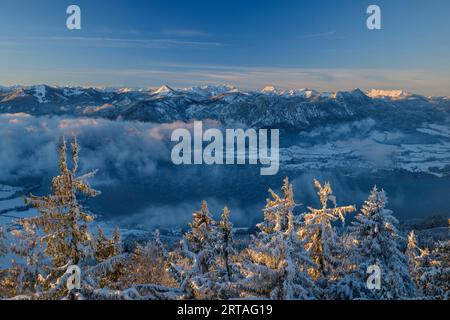 Blick vom Aussichtsturm Kulmspitz auf das Salzkammergut und die Berchtesgadener Alpen, Kulmspitze, Mondsee, Salzkammergut, Stockfoto