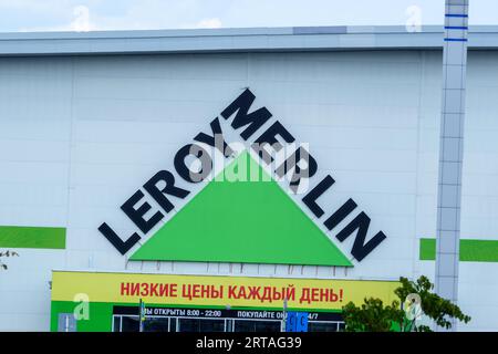 Tjumen, Russland, 09. August 2023: Leroy Merlin ist ein französischer Wohnungs- und Gartenbaubetrieb mit Hauptsitz Stockfoto