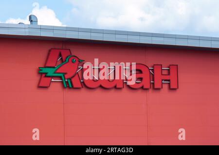 Tjumen, Russland, 09. August 2023: Auchan-Logo an einer Wand des Einkaufszentrums Stockfoto