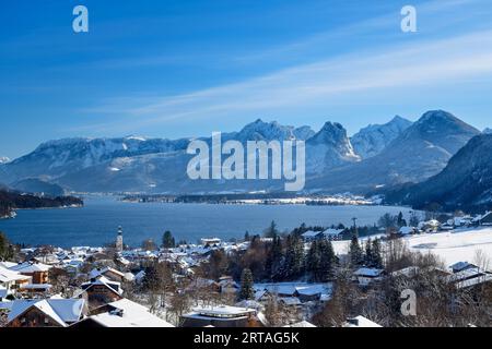 St. Gilgen und Wolfgangsee mit Salzkammerberg im Hintergrund, Salzkammergut, Salzkammergut, Salzburg, Österreich Stockfoto