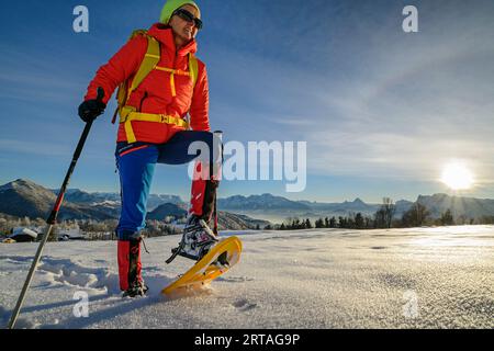 Schneeschuhwanderin auf Gaisberg, Gaisberg, Salzkammergut, Salzkammergut, Salzburg, Österreich Stockfoto