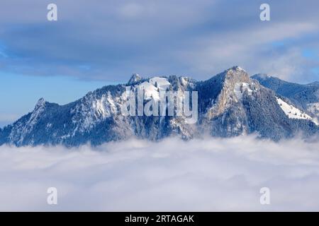 Blick auf Heuberg und Nebelmeer im Inntal, von den Hohen Asten, Bayerischen Alpen, Oberbayern, Bayern, Deutschland Stockfoto