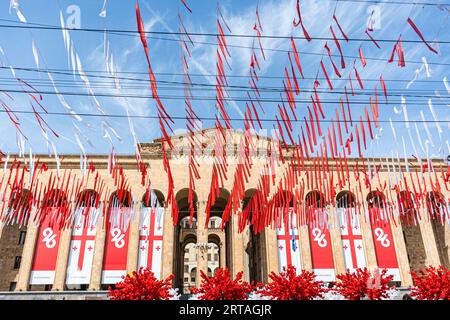 Dekoration der Rustaveli-Allee in Tiflis zum Unabhängigkeitstag Georgiens Stockfoto