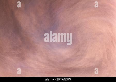 Abstrakte fluide Acrylmalerei. Marmorierte rosa abstrakte Tintenwolke auf schwarzem Hintergrund. Moderne Kunst Stockfoto
