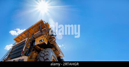 Heldenaufnahme eines riesigen Bergbauwagens gegen den blauen Himmel, Design Elements Bannerformat Stockfoto