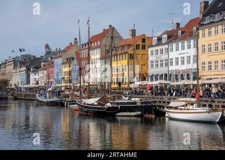 Bunte Häuser und Segelboote in Nyhavn, Kopenhagen, Dänemark Stockfoto
