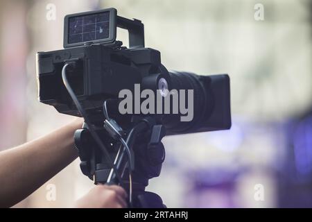 Der Bediener mit einer Videokamera zeichnet ein Berichtsereignis bei einem offenen öffentlichen Ereignis auf, Nahaufnahme Stockfoto
