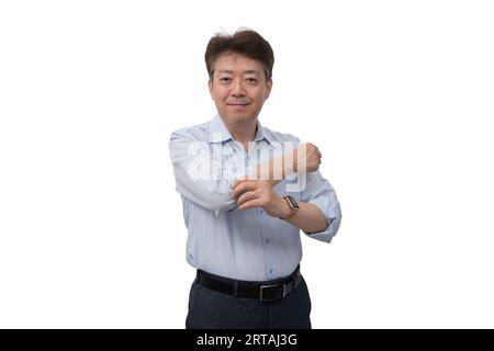 Porträt eines asiatischen Geschäftsmannes mittleren Alters in den 50er Jahren mit blauem Hemd Stockfoto