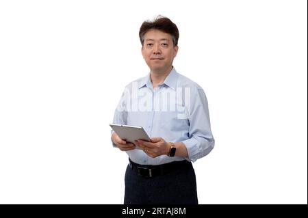 Porträt eines asiatischen Geschäftsmannes mittleren Alters in den 50er Jahren mit blauem Hemd Stockfoto