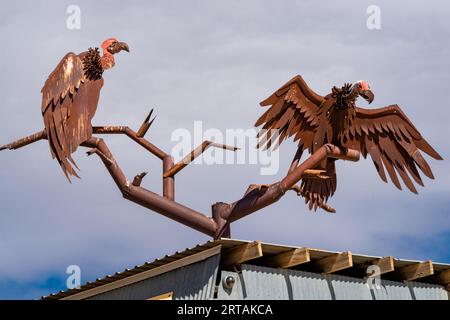 Geierskulptur aus Plattenmetall. Stockfoto