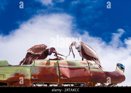 Geierskulptur aus Plattenmetall. Stockfoto