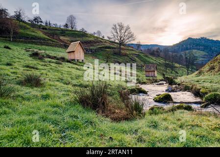 Die Sersbacher und hölzernen Heuhütten entlang des Ziegenwegs, Forbach, Schwarzwald, Baden-Württemberg, Deutschland Stockfoto