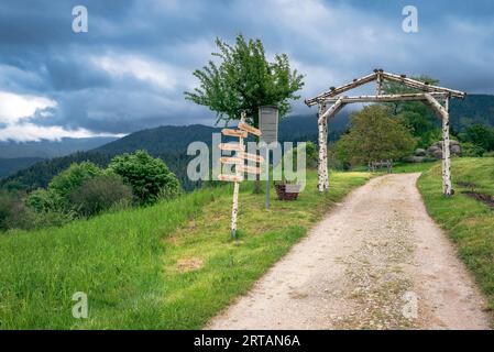 Holztor und Wegweiser auf dem Wanderweg zu den Giersteinen in Bermersbach, Forbach, Schwarzwald, Baden-Württemberg, Deutschland Stockfoto