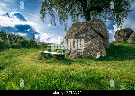 Bank vor den Giersteinen in Bermersbach, Forbach, Schwarzwald, Baden-Württemberg, Deutschland Stockfoto