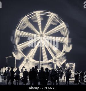 Riesenrad auf Jahrmarkt in der Nacht am Strand im Sommer Stockfoto