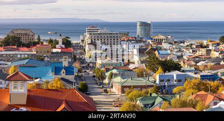 Die farbenfrohen Häuser und Gebäude von Punta Arenas vom Aussichtspunkt Cerro de la Cruz, Chile, Patagonien Stockfoto