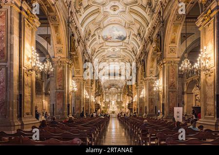 Das kunstvolle und hell erleuchtete Kirchenschiff der Catedral Metropolitana de Santiago de Chile, Südamerika Stockfoto