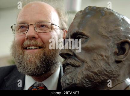 EINGEREICHT - 14. März 2005, Hessen, FrankfurtMain: Ian Wilmut (l), Schöpfer des geklonten Schafes Dolly, steht neben einer Büste von Paul ehrlich, nachdem er den 100.000-Euro-Paul ehrlich- und Ludwig Darmstaedter-Preis in der Frankfurter Paulskirche erhalten hat. Foto: Arne Dedert/dpa Stockfoto