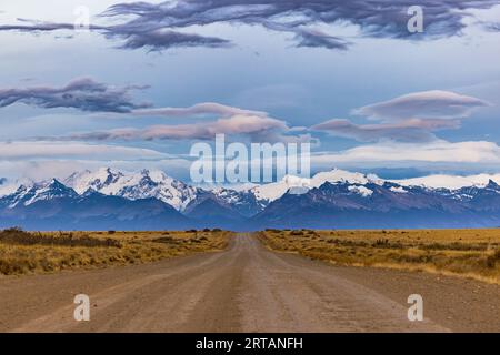 Panoramablick auf die Cordillera de los Andes vor Sonnenaufgang auf einer Schotterstraße mit spektakulären Wolken, Argentinien, Patagonien, Südamerika Stockfoto