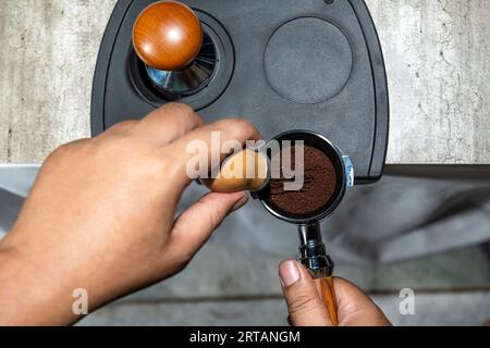 Barista-Portafilter mit Handhalterung und frisch gemahlenem Kaffee. Espresso-Kaffee zubereiten Stockfoto