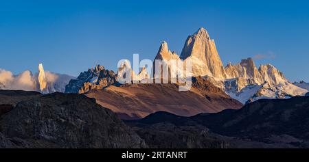 Panoramablick auf die Berge Fitz Roy und Cerro Torre im Los Glaciares National Park, Argentinien, Patagonien, Südamerika Stockfoto