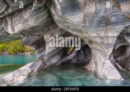 Faszinierende Strukturen und Hohlräume im Marmor der Capillas de Marmol im klaren Wasser des Lago General Carrera im Süden Chiles, Patagonien Stockfoto